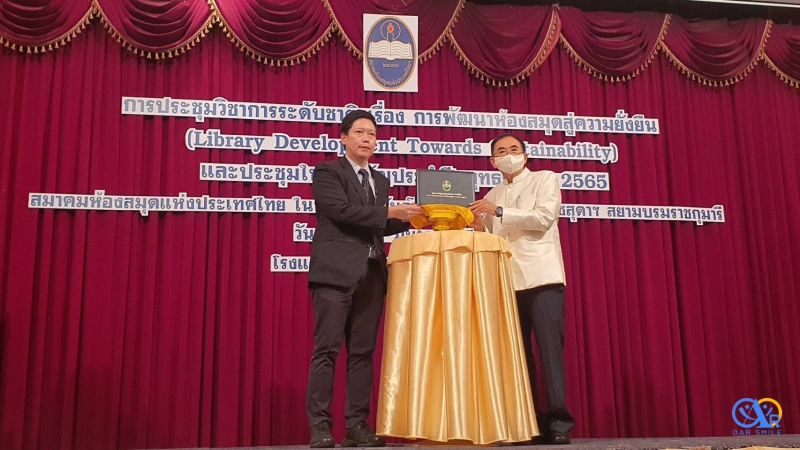 รับเกียรติบัตรเชิดชูเกียรติห้องสมุดที่ผ่านการประเมินคุณภาพห้องสมุดสีเขียว  ประจำปี 2565