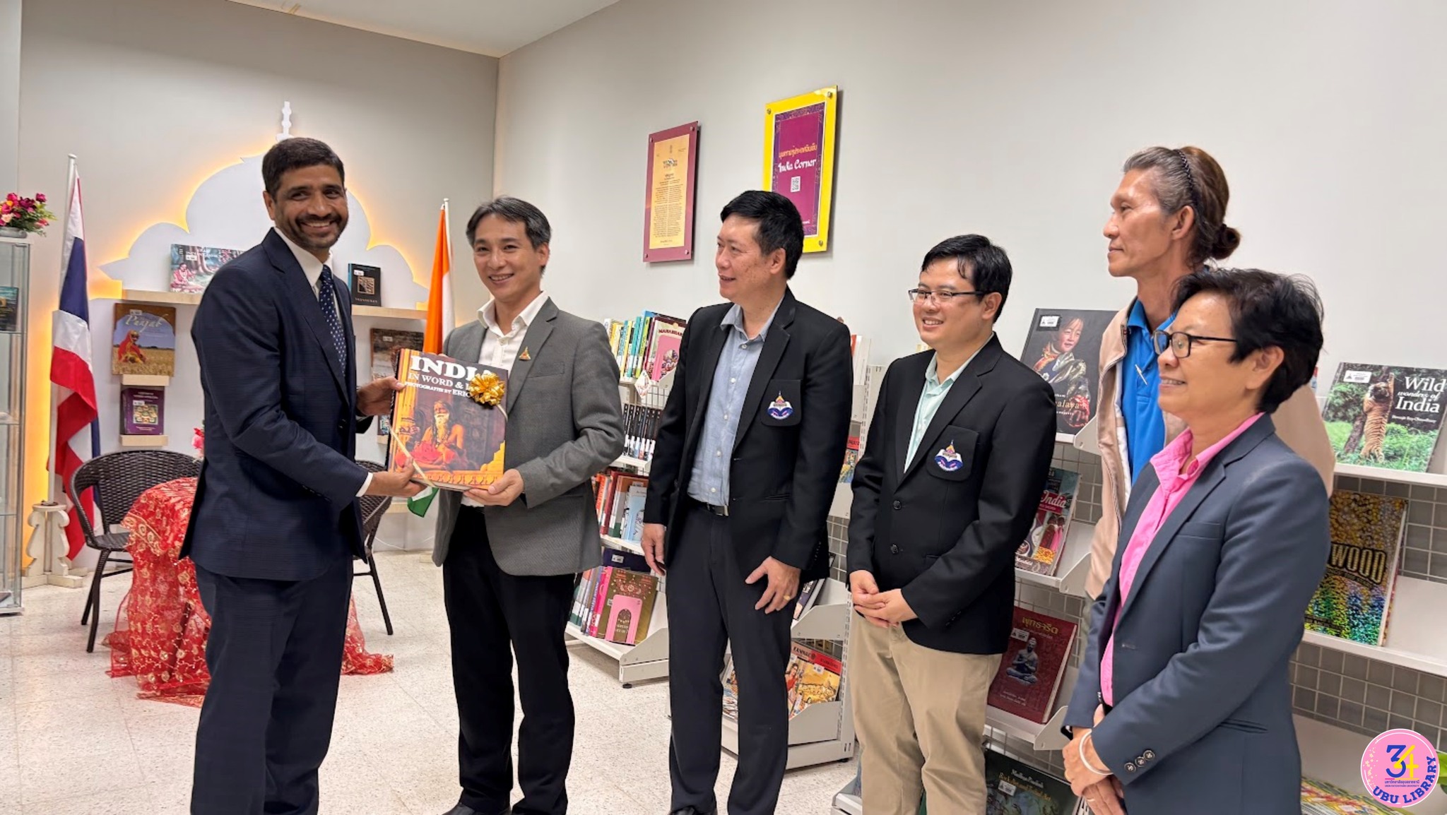 รับมอบทรัพยากรการเรียนรู้จากสถานเอกอัครราชทูตอินเดียประจำประเทศไทย