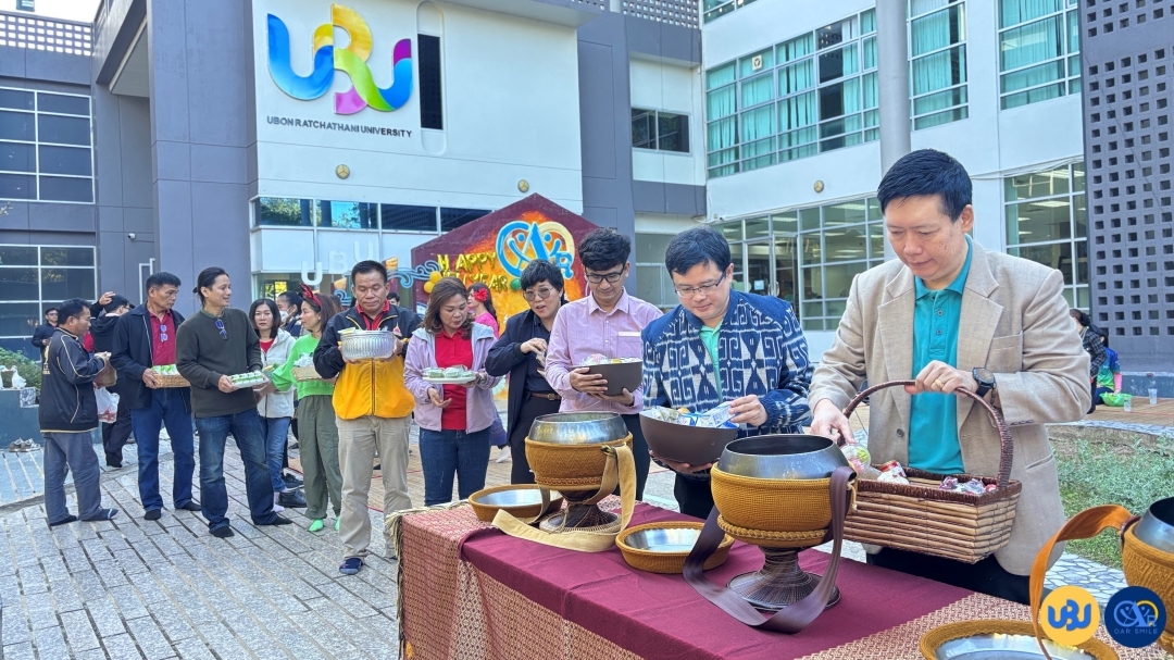 สำนักวิทยบริการจัดกิจกรรมทำบุญตักบาตรและยกย่องบุคลากรดีเด่น เนื่องในวันขึ้นปีใหม่ 2568