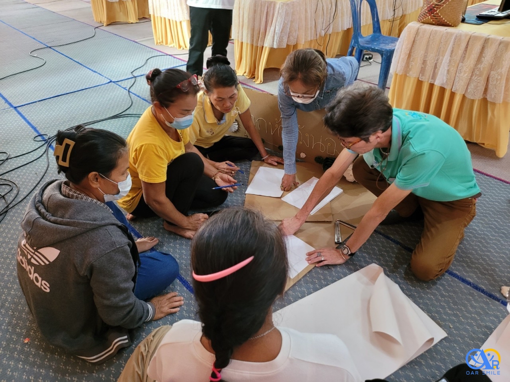 วิทยากรอบรมการทำป้ายแหล่งท่องเที่ยวจากวัสดุเหลือใช้