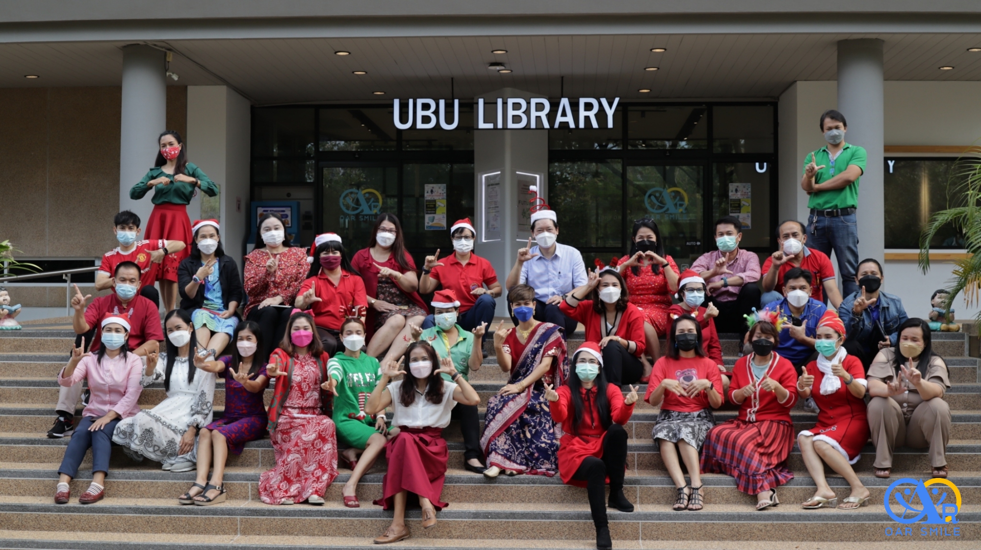 สีสันวันคริสต์มาส ลุ้นรับของที่ระลึกจากตู้สุ่ม